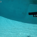 Así es como se ve un disparo bajo el agua